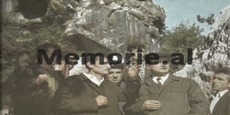 “Kufitarë e popull, gjithnjë pranë njëri tjetrit” (foto nga periudha e komunizmit)