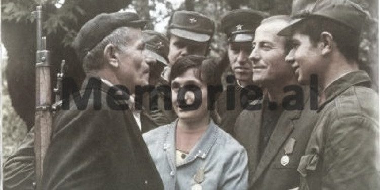 “Kufitarë e popull, gjithnjë pranë njëri tjetrit” (foto nga periudha e komunizmit)