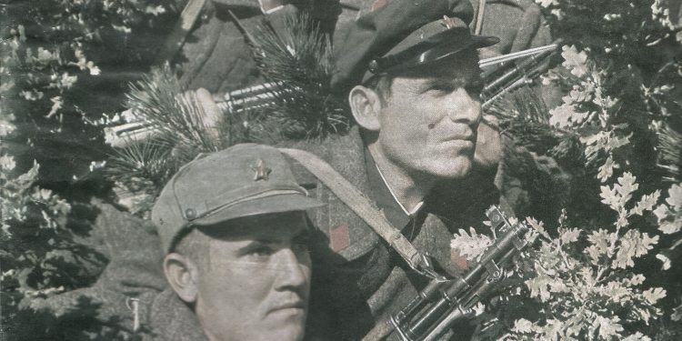 “Kufitarë e popull, gjithnjë pranë njëri tjetrit” (foto nga periudha e komunizmit)