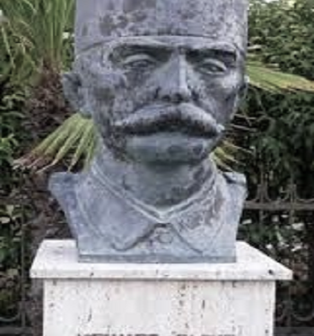 “Gjyshi i dha arkën me flori Ismail Qemalit që e emëroi ministër të Luftës, kurse babai u burgos dhe shiste nallane në Shkodër…”/ Historia tragjike e  Derrallave