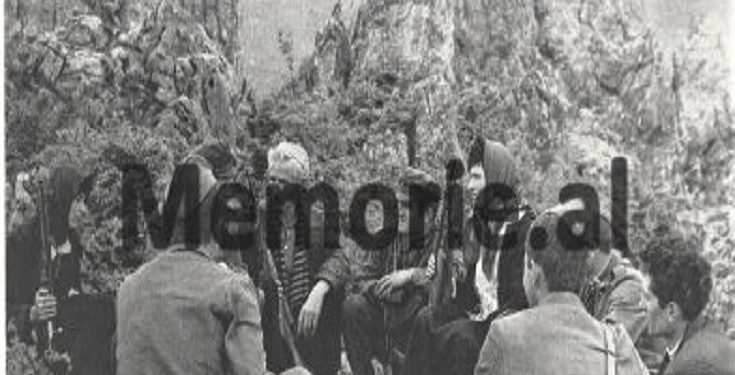 “Kufitarë e popull, gjithnjë pranë njëri tjetrit” (foto nga periudha e komunizmit)