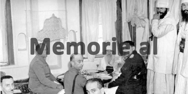 Francesco Jacomoni Maliq Bushati duke drekuar me Babain e Teqese se Krujes 1943 Poshte Francesco Jacomoni Mustafa Kruja dhe Terenc Toci ne nje ceremoni zyrtare ne Pallatin e Brigadave 1942 1