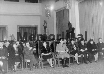 Francesco Jacomoni Maliq Bushati duke drekuar me Babain e Teqese se Krujes 1943 Poshte Francesco Jacomoni Mustafa Kruja dhe Terenc Toci ne nje ceremoni zyrtare ne Pallatin e Brigadave 1942