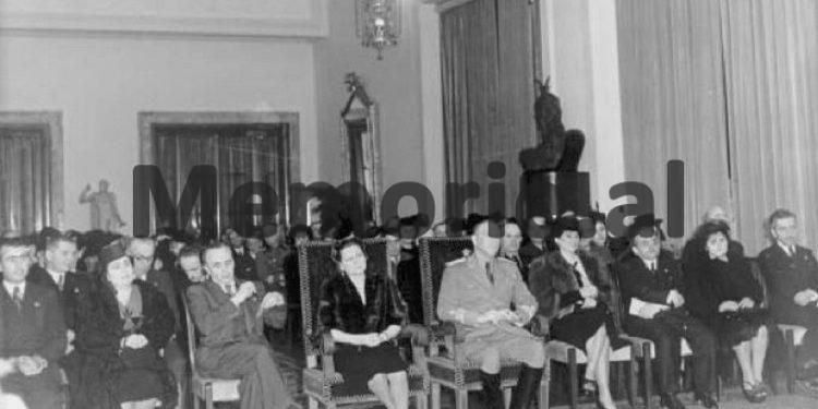 Francesco Jacomoni Maliq Bushati duke drekuar me Babain e Teqese se Krujes 1943 Poshte Francesco Jacomoni Mustafa Kruja dhe Terenc Toci ne nje ceremoni zyrtare ne Pallatin e Brigadave 1942