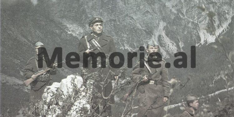 “Kufitarë e popull, gjithnjë pranë njëri tjetrit” (foto nga periudha e komunizmit)