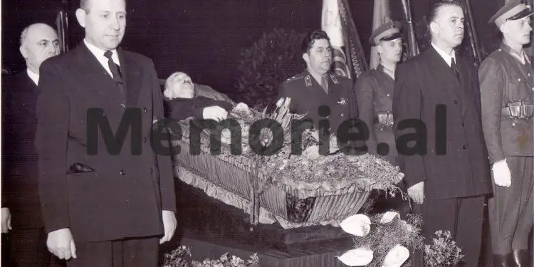 “Si tentuan të më helmonin në burgun e Tiranës, si Tuk Jakovën, pas pyetjeve që i bëra ambasadorit sovjetik dhe Mehmet Shehut…”/ Dëshmitë e rralla të ish-burgosurit