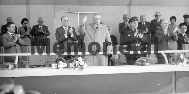 Fotot me imazhet e panjohura/ Kur Enver Hoxha dhe Byroja Politike merrnin pjesë në ceremonitë zyrtare me rastin e festave të 28 dhe 29 Nëntorit