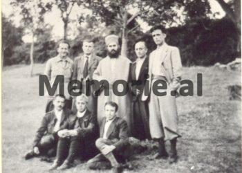 Rare photo: “When Enver posed under the feet of Abaz Kupi and surrounded by seven of his close associates, who eliminated them…” / Unknown images