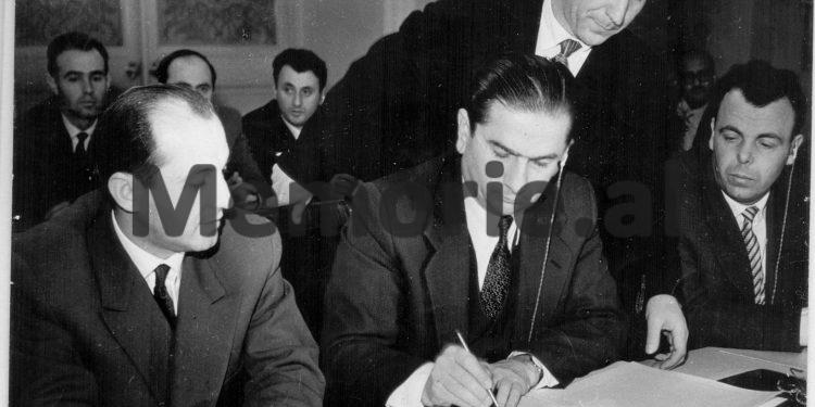 Fotot të ‘Mbledhjes së 81 partive’, Moskë 1960 / Nga mbërritja e Enverit me tren, nënshkrimi deklaratës së bashkëpunimit nga Kapo e Alia, te foto e delegacioneve