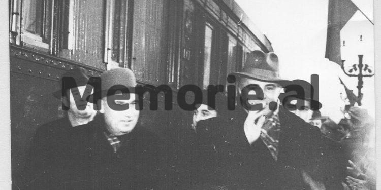 Fotot të ‘Mbledhjes së 81 partive’, Moskë 1960 / Nga mbërritja e Enverit me tren, nënshkrimi deklaratës së bashkëpunimit nga Kapo e Alia, te foto e delegacioneve