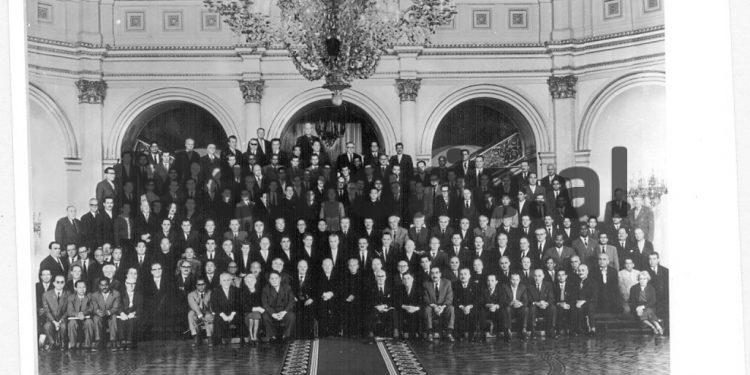 Fotot të ‘Mbledhjes së 81 partive’, Moskë 1960 / Nga mbërritja e Enverit me tren, nënshkrimi deklaratës së bashkëpunimit nga Kapo e Alia, te foto e delegacioneve