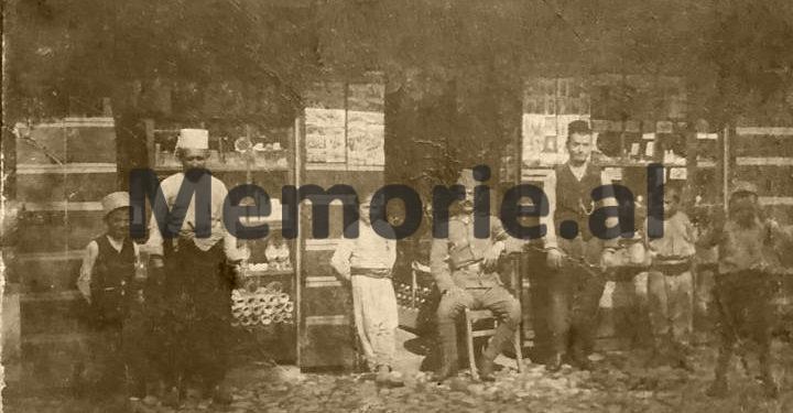 Fotot e rralla: ‘Dyqanet e familjes tiranase Kaceli në 1914-ën, me parfumeri të markave më të njohura europiane që…’/ Imazhet e panjohura në qendër të kryeqytetit