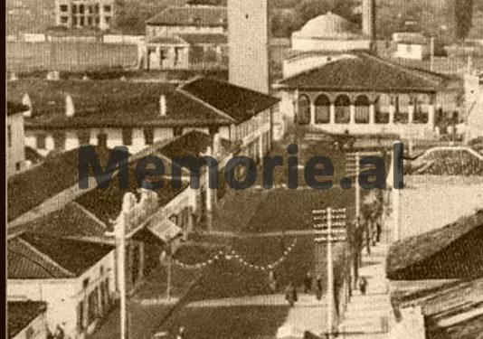 Fotot e rralla: ‘Dyqanet e familjes tiranase Kaceli në 1914-ën, me parfumeri të markave më të njohura europiane që…’/ Imazhet e panjohura në qendër të kryeqytetit