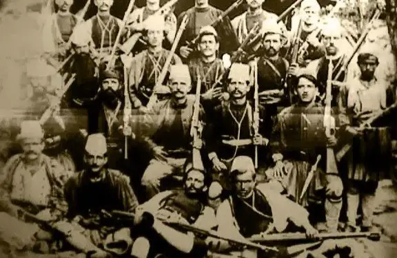 Fjala e Ismail Qemalit: “Durrsakët s’na kuptuan, na quajtën tradhtarë dhe prandaj e ngritëm flamurin këtu në Vlonë…”/ Takimi me parinë e Vlorës