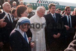 Rare photos of Mother Teresa during her visit to Albania in 1993 on the occasion of the arrival in our country of the head of the Vatican, Pope John Paul II