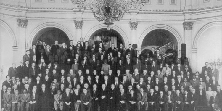 Fotot të ‘Mbledhjes së 81 partive’, Moskë 1960 / Nga mbërritja e Enverit me tren, nënshkrimi deklaratës së bashkëpunimit nga Kapo e Alia, te foto e delegacioneve