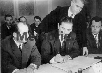 Fotot të ‘Mbledhjes së 81 partive’, Moskë 1960 / Nga mbërritja e Enverit me tren, nënshkrimi deklaratës së bashkëpunimit nga Kapo e Alia, te foto e delegacioneve