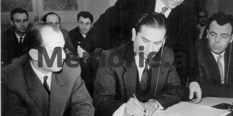 Fotot të ‘Mbledhjes së 81 partive’, Moskë 1960 / Nga mbërritja e Enverit me tren, nënshkrimi deklaratës së bashkëpunimit nga Kapo e Alia, te foto e delegacioneve