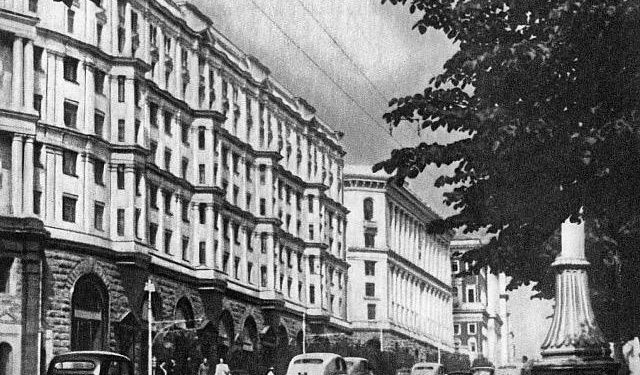 “Ambasada jonë përgjohet nga sovjetikët me anë aparaturash speciale prej 3 vitesh, që kur ajo hyri në ndërtesën e…”/ Ditari i panjohur i Enverit për ‘Mbledhjen e 81 partive’