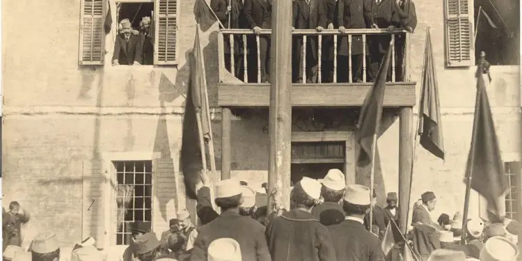 Fjala e Ismail Qemalit: “Durrsakët s’na kuptuan, na quajtën tradhtarë dhe prandaj e ngritëm flamurin këtu në Vlonë…”/ Takimi me parinë e Vlorës