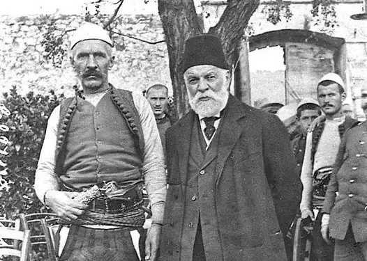 Fjala e Ismail Qemalit: “Durrsakët s’na kuptuan, na quajtën tradhtarë dhe prandaj e ngritëm flamurin këtu në Vlonë…”/ Takimi me parinë e Vlorës