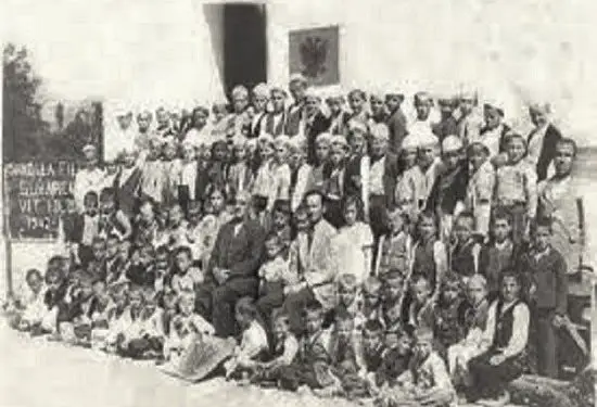 “Si u arratisa dhe erdha në Shqipëri në ’64-ën, ku pasi u diplomova në Mjekësi, më arrestuan në Elbasan si ‘agjent i UDB-së’ dhe…”/ Dëshmia tragjike e mjekut të burgjeve