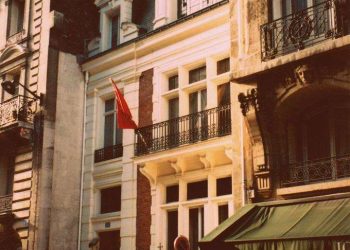 Fotot e panjohura / Selia e ambasadës shqiptare në Paris dhe emrat e oficerëvë të Sigurimit të Shtetit (Zbulimi Politik) që shërbyen aty nga viti 1945, deri në 1991-in