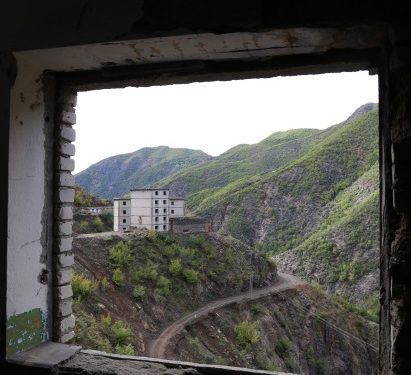 “Si e vranë ushtarët në kampin e Spaçit, tropojanin, që do të lirohej pas 13 ditësh…”/ Dëshmia e dhimbëshme e mjekut të burgjeve