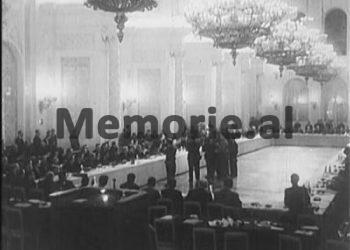 Fotot të ‘Mbledhjes së 81 partive’, Moskë 1960 / Nga mbërritja e Enverit me tren, nënshkrimi deklaratës së bashkëpunimit nga Kapo e Alia, te foto e delegacioneve
