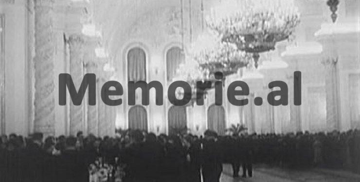 Fotot të ‘Mbledhjes së 81 partive’, Moskë 1960 / Nga mbërritja e Enverit me tren, nënshkrimi deklaratës së bashkëpunimit nga Kapo e Alia, te foto e delegacioneve