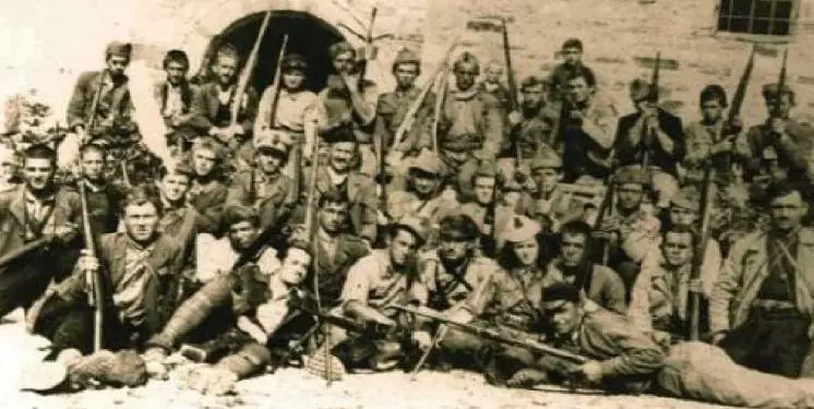 Fjala e Ismail Qemalit: “Durrsakët s’na kuptuan, na quajtën tradhtarë dhe prandaj e ngritëm flamurin këtu në Vlonë…”/ Takimi me parinë e Vlorës