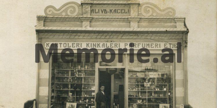 Fotot e rralla: ‘Dyqanet e familjes tiranase Kaceli në 1914-ën, me parfumeri të markave më të njohura europiane që…’/ Imazhet e panjohura në qendër të kryeqytetit