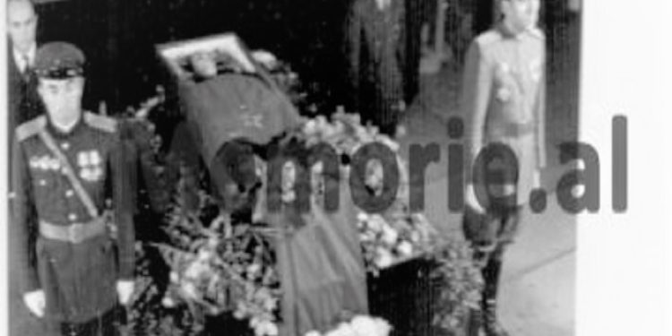 Fotot e panjohura / “Kur Enver Hoxha dhe udhëheqja e lartë komuniste, bënin homazhe dhe merrnin pjesë në ceremoninë mortore të Nako Spirut…”!
