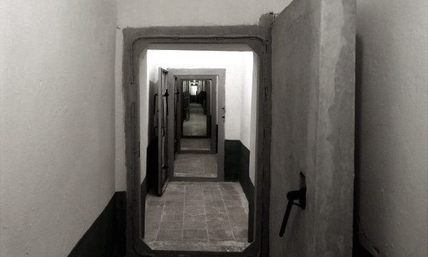 Fotot kurrë: “Kur Enveri inspektonte ‘Vend-komandën qendrore të Ushtrisë’, i shoqëruar nga…”