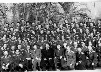 Fotot e pabotuara / “Kur Enver Hoxha, Mehmet Shehu dhe Hysni Kapo, pozonin me ushtarakët madhorë, gjeneralë e kolonelë, të cilët…”