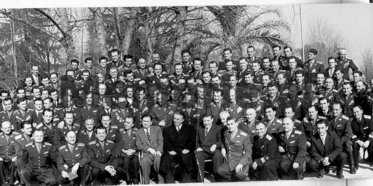 Fotot e pabotuara / “Kur Enver Hoxha, Mehmet Shehu dhe Hysni Kapo, pozonin me ushtarakët madhorë, gjeneralë e kolonelë, të cilët…”