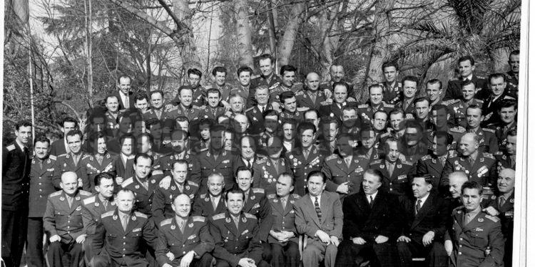 Fotot e pabotuara / “Kur Enver Hoxha, Mehmet Shehu dhe Hysni Kapo, pozonin me ushtarakët madhorë, gjeneralë e kolonelë, të cilët…”
