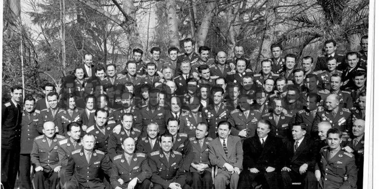 Fotot e pabotuara / “Kur Enver Hoxha, Mehmet Shehu dhe Hysni Kapo, pozonin me ushtarakët madhorë, gjeneralë e kolonelë, të cilët…”