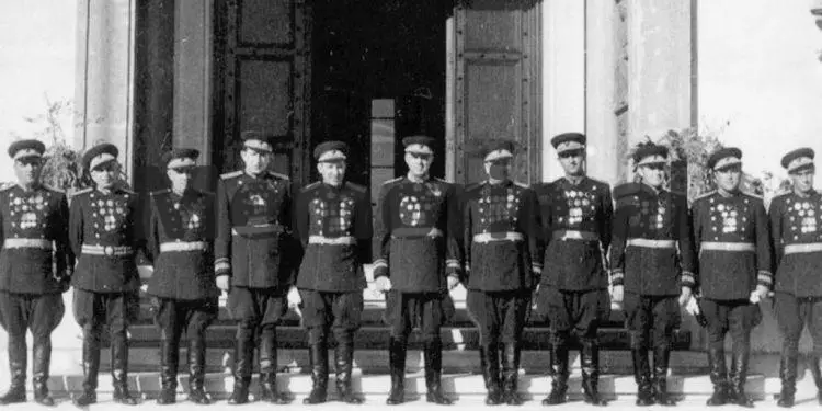 “Pasi vëzhgoi me dylbi nga maja e Sazanit, Zhukov i’u drejtua komandantit të Detit të Zi, admiralit Kudetcov, dhe i tha…”/ Dëshmia e kolonelit që e shoqëroi