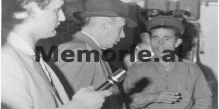 Fotot kurrë: “Kur Enveri inspektonte ‘Vend-komandën qendrore të Ushtrisë’, i shoqëruar nga…”