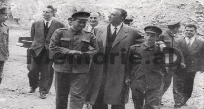 Fotot kurrë: “Kur Enveri inspektonte ‘Vend-komandën qendrore të Ushtrisë’, i shoqëruar nga…”