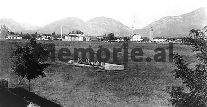 Unknown report: “In Tirana, water is brought by donkey, but everyone had their shoes polished, because”. “/ How did the Romanian journalist see the capital in 1933?
