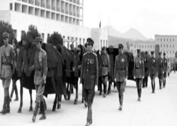 Fotot e panjohura / “Kur Enver Hoxha dhe udhëheqja e lartë komuniste, bënin homazhe dhe merrnin pjesë në ceremoninë mortore të Nako Spirut…”!