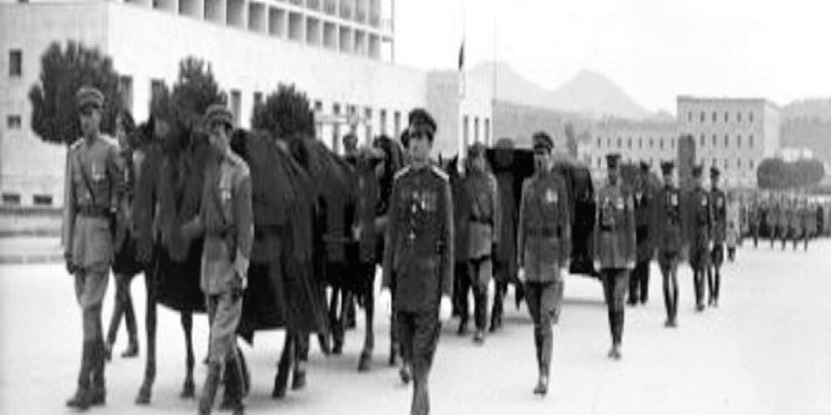 Fotot e panjohura / “Kur Enver Hoxha dhe udhëheqja e lartë komuniste, bënin homazhe dhe merrnin pjesë në ceremoninë mortore të Nako Spirut…”!