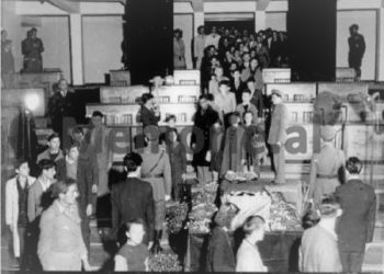 Fotot e panjohura / “Kur Enver Hoxha dhe udhëheqja e lartë komuniste, bënin homazhe dhe merrnin pjesë në ceremoninë mortore të Nako Spirut…”!
