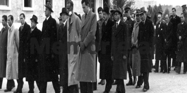 Fotot e panjohura / “Kur Enver Hoxha dhe udhëheqja e lartë komuniste, bënin homazhe dhe merrnin pjesë në ceremoninë mortore të Nako Spirut…”!