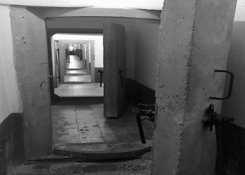 Fotot kurrë: “Kur Enveri inspektonte ‘Vend-komandën qendrore të Ushtrisë’, i shoqëruar nga…”