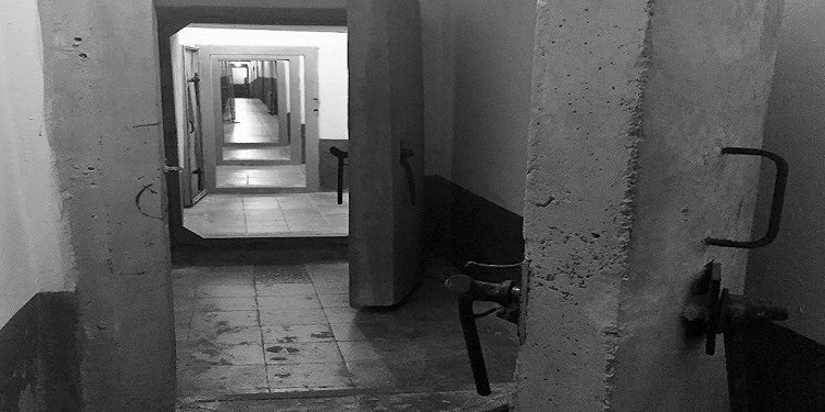 Fotot kurrë: “Kur Enveri inspektonte ‘Vend-komandën qendrore të Ushtrisë’, i shoqëruar nga…”