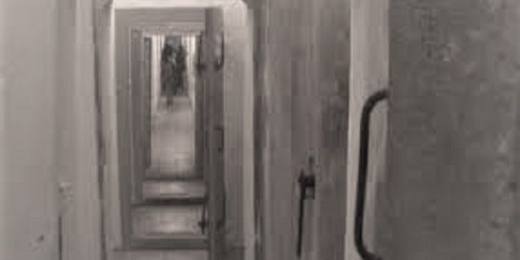 Fotot kurrë: “Kur Enveri inspektonte ‘Vend-komandën qendrore të Ushtrisë’, i shoqëruar nga…”