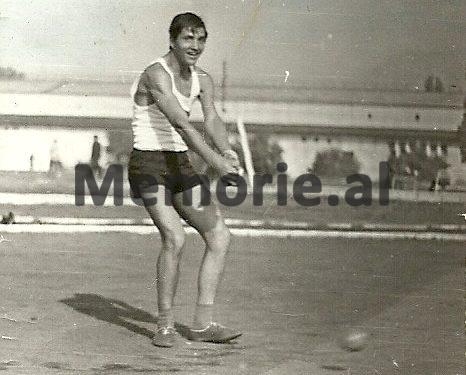 Fotot e panjohura: Nga Fush-Kruja, te stadiumet olimpike ku doli i dhjeti në botë, në tribunën e “Qemal Stafës” me Enver Hoxhën…”/ Imazhet e rralla të legjendës së sportit shqiptar